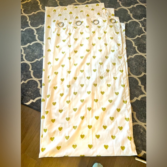 Like new white curtains with heart pattern - Picture 1 of 1